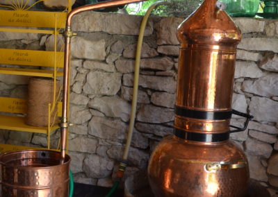 Distillation dans un alambic en cuivre