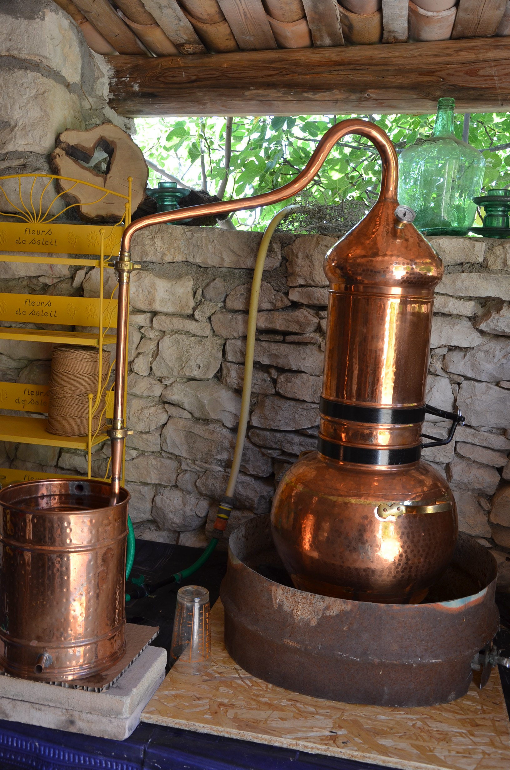 Distillation dans un alambic en cuivre