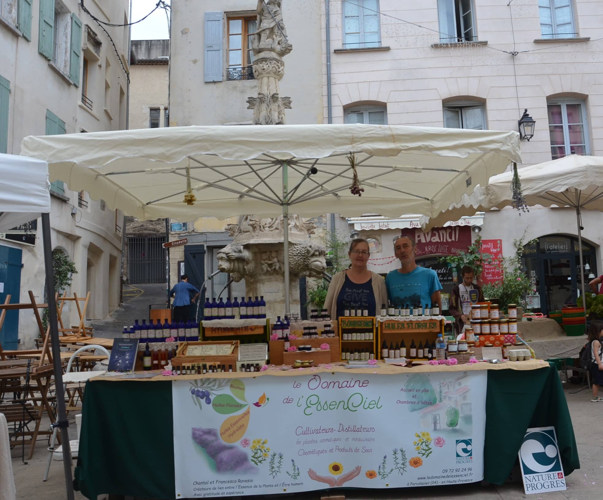 Marché le lundi matin à Forcalquier, place Saint Michel